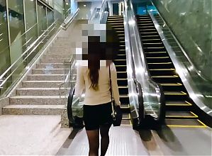 Japanese amateur video Letting a whipped lascivious woman on a train film a masochistic man in a public restroom.